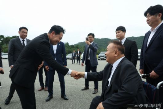 [대전=뉴시스] 고승민 기자 = 장동혁 국민의힘 대표가 24일 대전 유성구 국립대전현충원을 방문, 이상민 대전시당위원장과 인사하고 있다. 2025.09.24. kkssmm99@newsis.com /사진=고승민