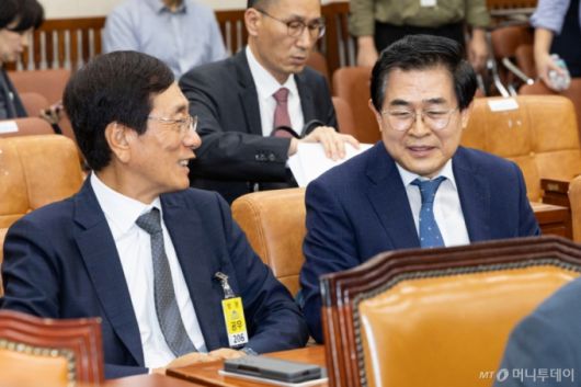 (서울=뉴스1) 이승배 기자 = 도세호 SPC 대표(오른쪽)와 이배원 니토옵티칼 대표이사가 15일 서울 여의도 국회에서 열린 기후에너지환경노동위원회 고용노동부 등에 대한 국정감사에 출석해 대화하고 있다. 2025.10.15/뉴스1  Copyright (C) 뉴스1. All rights reserved. 무단 전재 및 재배포,  AI학습 이용 금지. /사진=(서울=뉴스1) 이승배 기자