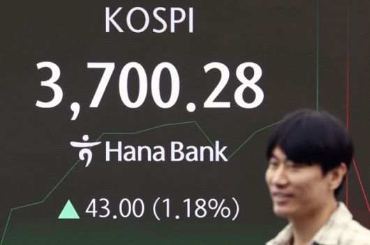 16일 오전 서울 중구 하나은행 딜링룸 전광판에 개장 시황이 나오고 있다./사진=뉴스1