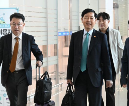 구윤철 부총리 겸 기획재정부 장관이 15일 오전 인천공항에서 '주요20개국(G20) 재무장관회의와 국제통화기금 및 세계은행(IMF/WB) 연차총회' 참석하기 위해 미국으로 출국하고 있다./사진제공=기재부