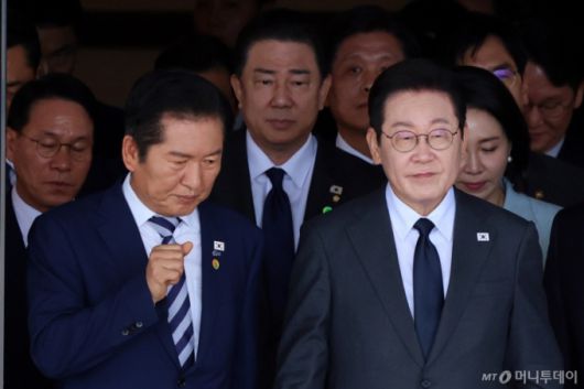 (성남=뉴스1) 황기선 기자 = 이재명 대통령이 미국 뉴욕에서 열리는 제80차 유엔총회 참석을 위해 22일 오전 경기도 성남 서울공항을 통해 출국하고 있다.  왼쪽은 환송나온 정청래 민주당 대표. 2025.9.22/뉴스1  Copyright (C) 뉴스1. All rights reserved. 무단 전재 및 재배포,  AI학습 이용 금지. /사진=(성남=뉴스1) 황기선 기자