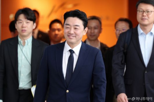 [인천공항=뉴시스] 조성우 기자 = 전략경제협력 특사로 임명된 강훈식 대통령 비서실장이 19일 오전 인천국제공항 제1터미널에서 독일로 출국하고 있다. 2025.10.19. xconfind@newsis.com /사진=조성우