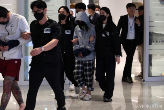 [인천공항=뉴시스] 최진석 = 캄보디아 당국의 범죄단지 단속으로 적발돼 구금됐던 한국인들이 18일 오전 인천국제공항 2터미널을 통해 송환되고 있다. (공동취재) 2025.10.18. photo@newsis.com /사진=