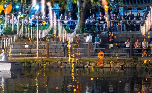 지난 16일 한국관광공사와 경상남도, 함안군이 함안군 함안면 무진정 일대에서 개최한 '함안 낙화놀이 스페셜 데이'. 일본인 1000명이 관람했다. /사진 = 한국관광공사 제공