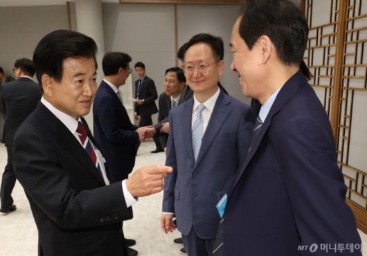 정동영 통일부 장관(왼쪽)과 우상호 대통령실 정무수석(오른쪽)이 지난 7월28일 서울 용산 대통령실 청사에서 열린 신임 국무위원 및 국세청장 임명장 수여식에서 대화하고 있다. / 사진=뉴시스