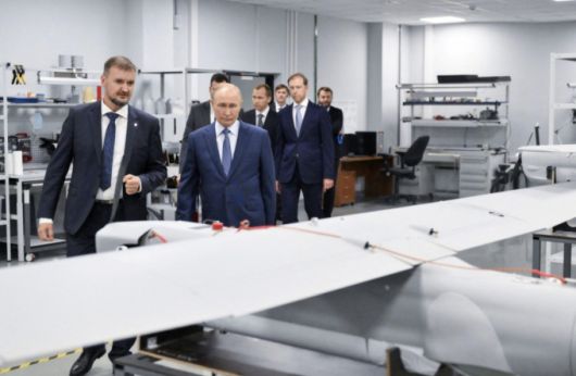 2024년 9월19일(현지시간) 러시아 상트페테르부르크의 드론 생산 시설을 방문한 블라디미르 푸틴 러시아 대통령 /로이터=뉴스1