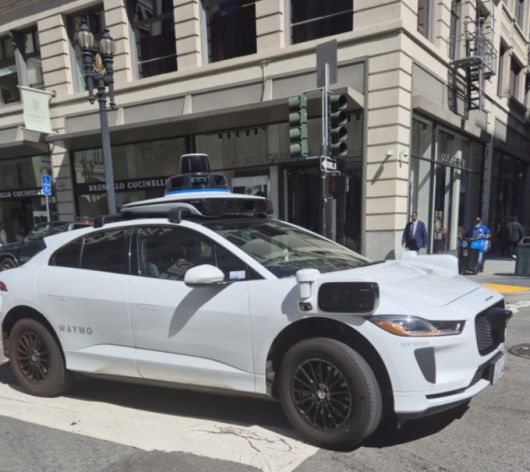 샌프란시스코 도심을 누비는 웨이모. 지금은 샌프란시스코 공항과 시내를 시범운영하고 있다.웨이모 지붕과 차량 곳곳에 장착된 위성gps와 카메라, 센서가 도로와 교통신호, 주변 상황을 파악해 안전운전을 한다./사진=김소연 기자