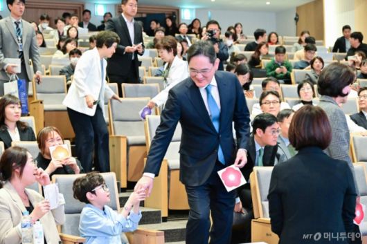 (서울=뉴스1) = 이재용 삼성전자 회장이 2024년 10월21일 서울 종로구 서울대어린이병원에서 열린 '이건희 소아암·희귀질환 극복사업, 함께 희망을 열다, 미래를 열다' 행사에서 환아와 인사를 나누고 있다.   고(故) 이건희 삼성 선대회장의 유산으로 시작된 소아암·희귀질환 극복 사업은 올해로 4년차를 맞았다. 사업을 통해 소아암·희귀질환 진단을 받은 환자만 1만 명에 달한다. (서울대학교병원 제공) 2024.10.21/뉴스1  Copyright (C) 뉴스1. All rights reserved. 무단 전재 및 재배포,  AI학습 이용 금지. /사진=(서울=뉴스1)