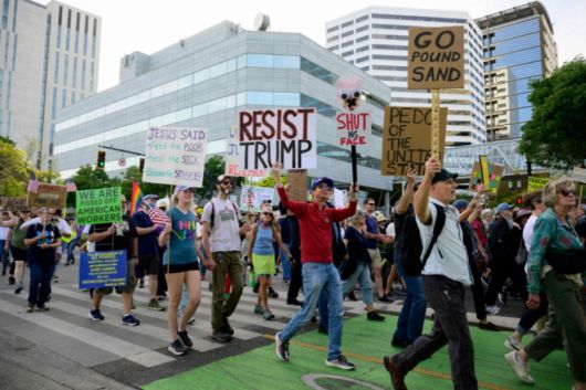 9월28일(현지시간) 도널드 트럼프 미국 대통령이 군대 배치를 예고한 미국 오리건주 포틀랜드에서 시위대가 행진을 벌이고 있다./AFPBBNews=뉴스1