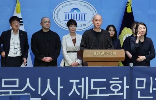 지난 8월13일 문신사 제도화 민관협의회 TFT의 김도윤 타투이스트가 서울 여의도 국회 소통관에서 문신사법 제정을 촉구하며 기자회견 발언을 하고 있다. /사진=뉴스1.