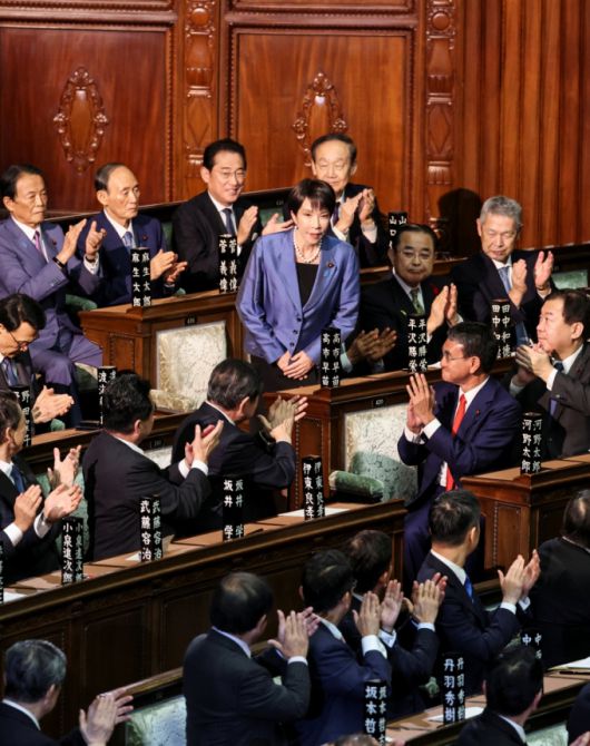 다카이치 사나에 일본 자유민주당 총재(가운데)가 21일 열린 일본 중의원 총재 선거에서 승리한 뒤 인사하는 모습./로이터=뉴스1