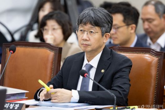 (서울=뉴스1) 유승관 기자 = 임승관 질병관리청장이 15일 서울 여의도 국회에서 열린 행정안전위원회의 중앙선거관리위원회 등에 대한 국정감사에서 의원 질의를 경청하고 있다. 2025.10.15/뉴스1  Copyright (C) 뉴스1. All rights reserved. 무단 전재 및 재배포,  AI학습 이용 금지. /사진=(서울=뉴스1) 유승관 기자