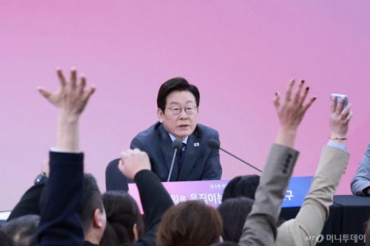 [대구=뉴시스] 고범준 기자 = 이재명 대통령이 24일 대구광역시 북구 엑스코에서 열린 '대구의 마음을 듣다' 타운홀 미팅에서 참석자들의 질문을 받고 있다. 2025.10.24. bjko@newsis.com /사진=고범준