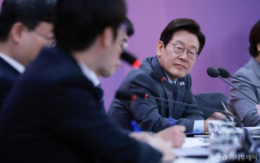 [대구=뉴시스] 고범준 기자 = 이재명 대통령이 24일 대구광역시 북구 엑스코에서 열린 '대구의 마음을 듣다' 타운홀 미팅에서 하정우 AI미래기획수석의 발언을 듣고 있다. 2025.10.24. bjko@newsis.com /사진=고범준