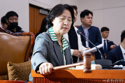 (서울=뉴스1) 유승관 기자 = 추미애 국회 법제사법위원장이 20일 서울 여의도 국회 법제사법위원회에서 열린 서울고법·서울중앙지법 등에 대한 국정감사에서 감사개시를 선언하고 있다. 2025.10.20/뉴스1  Copyright (C) 뉴스1. All rights reserved. 무단 전재 및 재배포,  AI학습 이용 금지. /사진=(서울=뉴스1) 유승관 기자