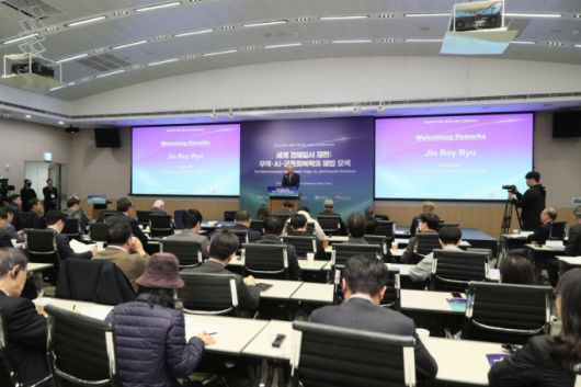 류진 한경협 회장이 27일 FKI타워 컨퍼런스센터에서 열린 '2025 FKI-PIIE-OECD 국제 컨퍼런스'에 참석해 인사말을 하고 있다./사진=한국경제인협