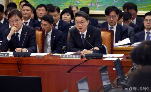 [서울=뉴시스] 조성봉 기자 = 이억원 금융위원회 위원장이 27일 오전 서울 여의도 국회 정무위원회에서 열린 국정감사에서 의원 질의에 답변하고 있다. 왼쪽은 이찬진 금융감독원장 2025.10.27. suncho21@newsis.com /사진=조성봉