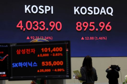 [서울=뉴시스] 조성우 기자 = 코스피가 사상 최초로 장중 4000선을 돌파한 27일 오전 서울 영등포구 한국거래소 서울사무소 홍보관에 삼성전자와 SK하이닉스 지수가 표시되고 있다.  코스피는 전 거래일(3941.59)보다 58.20포인트(1.48%) 오른 3999.79에 개장했다. 코스닥 지수는 전 거래일(883.08)보다 7.15포인트(0.81%) 상승한 890.23에 거래를 시작했다. 원·달러 환율은 전 거래일 주간거래 종가(1437.1원)보다 0.4원 내린 1436.7원에 출발했다. 2025.10.27. xconfind@newsis.com /사진=조성우