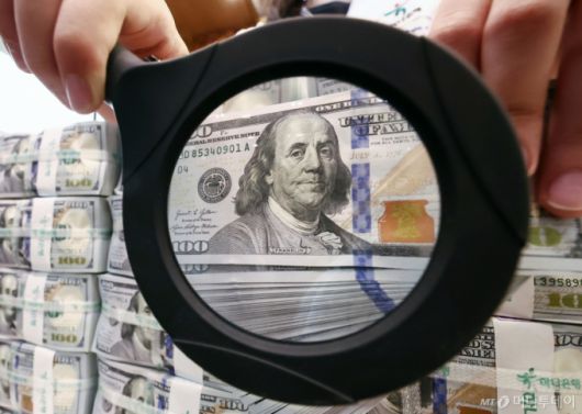 (서울=뉴스1) 김민지 기자 = 서울 중구 하나은행 위변조대응센터에서 놓인 달러화. 2025.10.10/뉴스1  Copyright (C) 뉴스1. All rights reserved. 무단 전재 및 재배포,  AI학습 이용 금지. /사진=(서울=뉴스1) 김민지 기자