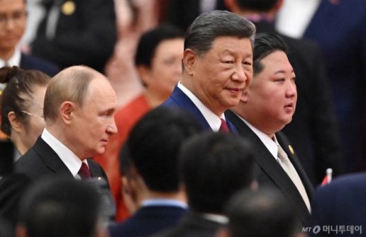 김정은 북한 노동당 총비서와 시진핑 중국 국가주석, 블라디미르 푸틴 러시아 대통령이 지난 9월3일 중국 베이징 인민대회당에서 열린 리셉션 행사에 참석했다. 이날 앞서 이들은 톈안먼 일대에서 열린 제2차 세계대전 승전 80주년 기념 열병식 행사에 참석했다. / AFP=뉴스1