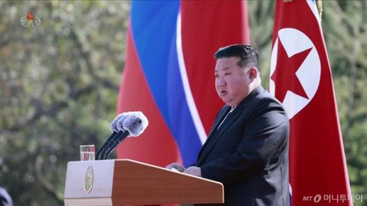 [서울=뉴시스] 북한 조선중앙TV가 김정은 북한 국무위원장이 지난 23일 평양에서 열린 해외군사작전 전투위훈기념관 착공식에 참석했다고 보도했다. 김정은 국무위원장이 발언하는 모습. (사진=조선중앙TV 캡쳐) 2025.10.24. photo@newsis.com *재판매 및 DB 금지