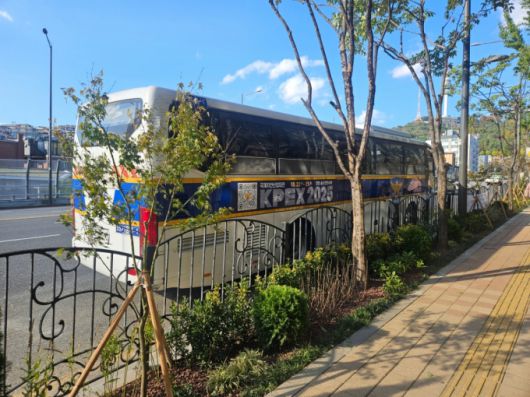 아파트 단지 밖으로 경찰 기동대 버스 1대가 세워졌다. /사진=박상혁 기자.