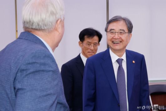 (서울=뉴스1) 안은나 기자 = 조현 외교부 장관이 20일 오전 서울 여의도 국회에서 열린 외교통일위원회 제428회국회(임시회) 제2차 전체회의에서 인요한 국민의힘 의원과 대화하고 있다. 2025.8.20/뉴스1  Copyright (C) 뉴스1. All rights reserved. 무단 전재 및 재배포,  AI학습 이용 금지.