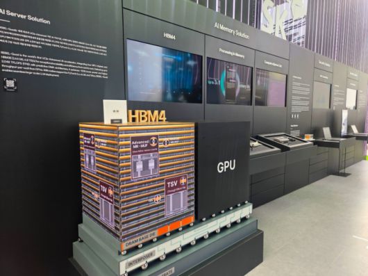 28일 경북 경주시 경주엑스포대공원에 마련된 SK그룹의 'K-테크 쇼케이스' 부스에 HBM4 실물이 전시돼 있다./사진=최지은 기