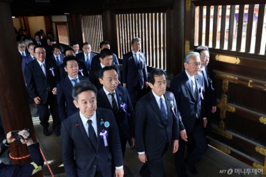 (도쿄 AFP=뉴스1) 우동명 기자 = 22일(현지시간) 일본 의원들이 춘계 예대제를 맞아 태평양전쟁 A급 전범이 합사된 도쿄 야스쿠니 신사에 참배를 하고 있다. 2025.04.22  ⓒ AFP=뉴스1  Copyright (C) 뉴스1. All rights reserved. 무단 전재 및 재배포,  AI학습 이용 금지. /사진=(도쿄 AFP=뉴스1) 우동명 기자