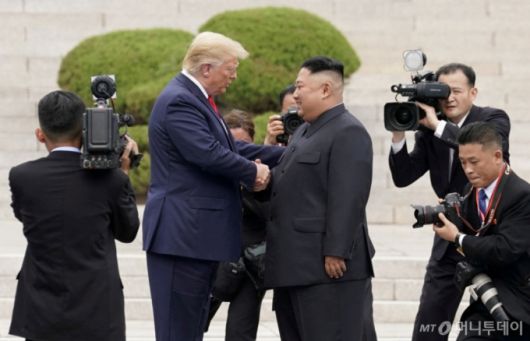 2019년 6월 30일 판문점에서 도널드 트럼프 미국 대통령과 김정은 북한 노동당 총비서가 만나 악수하고 있다. / 로이터=뉴스1