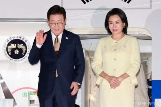 [성남=뉴시스] 고범준 기자 = 아세안 정상회의 일정을 마친 이재명 대통령과 김혜경 여사가 27일 경기 성남 서울공항에 도착해 인사하고 있다. 2025.10.27. bjko@newsis.com /사진=고범준