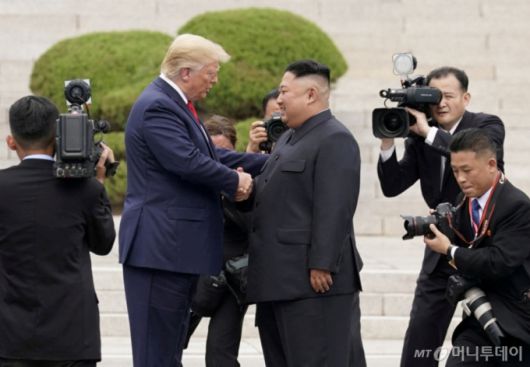 2019년 6월 30일 판문점에서 도널드 트럼프 미국 대통령과 김정은 북한 노동당 총비서가 만나 악수하고 있다. / 로이터=뉴스1