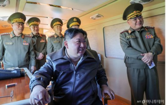 김정은 북한 노동당 총비서가 지난 5월8일 진행된 장거리포 및 미사일체계 합동타격훈련을 지도했다고 당 기관지 노동신문인 9일 보도했다. 이번 훈련에는 '600mm 다연장 방사포'와 전술탄도미사일 '화성포-11가형'이 동원됐다. / 사진=뉴스1(노동신문)