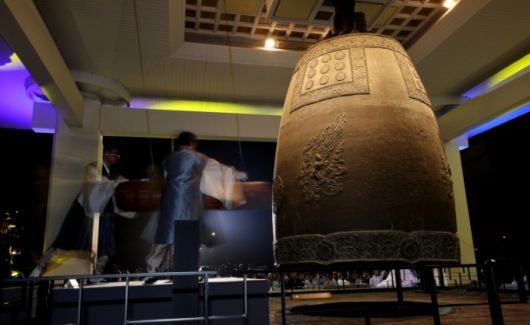 [경주=뉴시스] 이무열 기자 = 24일 경북 경주시 국립경주박물관에서 열린 ‘2025 성덕대왕신종 타음조사 공개회’에서 타종이 진행되고 있다.   에밀레종 이라는 별칭으로도 잘 알려진 성덕대왕신종은 우리나라에 남아 있는 가장 큰 종이자 최고 걸작으로 평가받고 있다. 22년 만에 일반에 공개된 이번 행사에는 사전 추첨을 통해 선정된 771명의 시민들이 참여했다. 771은 성덕대왕신종이 조성된 연도다. 2025.09.24. lmy@newsis.com /사진=이무열