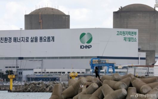 [부산=뉴시스] 하경민 기자 = 원자력안전위원회가 23일 고리원전 2호기의 계속운전 허가에 대한 심의를 재개한다.    사진은 이날 부산 기장군의 한 마을에서 바라본 고리원전 2호기(왼쪽)와 영구 정지 8년 만인 지난 6월 해체가 결정된 고리원전 1호기(오른쪽) 모습. 2025.10.23. yulnetphoto@newsis.com /사진=하경민