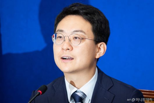 (서울=뉴스1) 유승관 기자 = 더불어민주당 평당원 최고위원으로 선출된 박지원 최고위원이 19일 서울 여의도 국회에서 열린 최고위원회의에서 모두 발언을 하고 있다. 2025.9.19/뉴스1  Copyright (C) 뉴스1. All rights reserved. 무단 전재 및 재배포,  AI학습 이용 금지. /사진=(서울=뉴스1) 유승관 기자