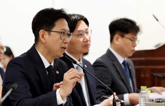 배경훈 부총리 겸 과학기술정보통신부 장관이 지난 13일 세종시 정부세종청사에서 열린 국회 과학기술정보방송통신위원회의 과학기술정보통신부에 대한 국정감사를 진행하며 위원들의 질의에 답변하고 있다. /사진=뉴스1