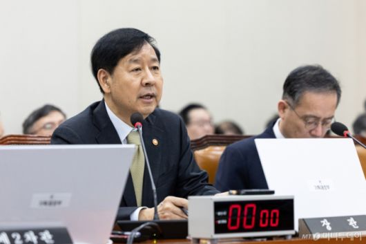 (서울=뉴스1) 이승배 기자 = 구윤철 경제부총리 겸 기획재정부 장관이 30일 서울 여의도 국회에서 열린 기획재정위원회 기획재정부 등에 대한 국정감사에 출석해 의원 질의에 답변하고 있다. 2025.10.30/뉴스1  Copyright (C) 뉴스1. All rights reserved. 무단 전재 및 재배포,  AI학습 이용 금지. /사진=(서울=뉴스1) 이승배 기자