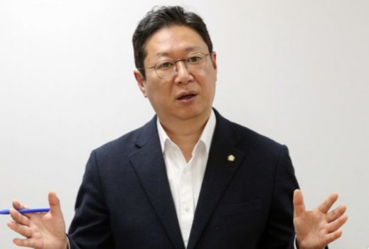 황희 더불어민주당 의원은 30일 국방부 등에 대한 국회 국방위원회의 종합 국정감사에서 군의 열악한 주거·급여·교육 환경 등을 지적하는 것을 넘어 군의 복지체계 혁신을 위한 구체적 해법을 모색했다. / 사진=뉴스1