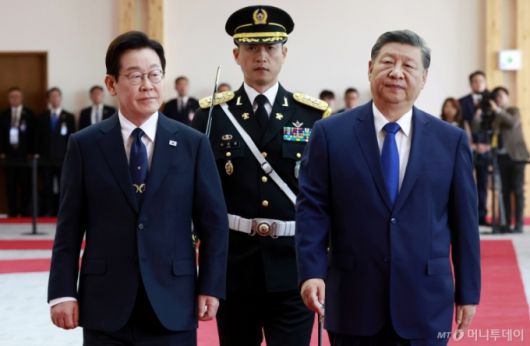 [경주=뉴시스] 최동준 기자 = 이재명 대통령과 시진핑 중국 국가주석이 1일 경북 경주박물관에서 열린 공식 환영식에서 의장대를 사열하고 있다. 2025.11.01. photocdj@newsis.com /사진=추상철