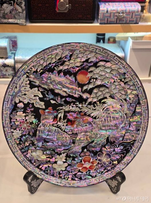 [서울=뉴시스] 고범준 기자 = 대통령실이 1일 한중 정상회담에서 시진핑 주석에게 '최고급 본비자 바둑판 및 조각 받침대 세트'와 '고급 나전칠기 자개원형쟁반'을 선물했다고 대통령실이 밝혔다. (사진=대통령실 제공) 2025.11.01. photo@newsis.com *재판매 및 DB 금지 /사진=