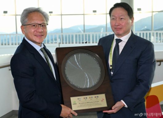 (경주=뉴스1) 김민지 기자 = 젠슨 황 엔비디아 CEO가 31일 경북 경주시 경주예술의전당에서 열린 아시아태평양경제협력체(APEC) CEO 서밋에 참석해 최태원 SK그룹 회장 겸 대한상의 회장으로 부터 SK하이닉스의 HBM4 반도체 웨이퍼를 선물로 받고 있다. (공동취재) 2025.10.31/뉴스1  Copyright (C) 뉴스1. All rights reserved. 무단 전재 및 재배포,  AI학습 이용 금지. /사진=(경주=뉴스1) 김민지 기자