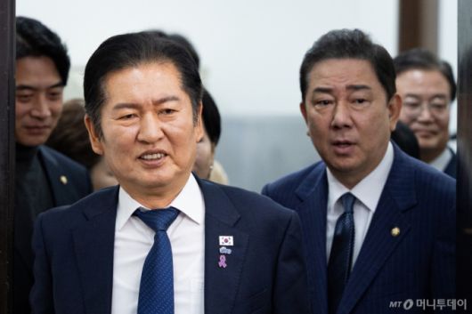 (서울=뉴스1) 유승관 기자 = 정청래 더불어민주당 대표와 김병기 원내대표가 24일 서울 여의도 국회에서 열린 최고위원회의에 참석하고 있다. 2025.10.24/뉴스1  Copyright (C) 뉴스1. All rights reserved. 무단 전재 및 재배포,  AI학습 이용 금지. /사진=(서울=뉴스1) 유승관 기자