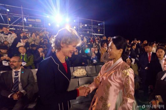 (서울=뉴스1) 허경 기자 = 김혜경 여사가 29일 오후 경북 경주 교동 월정교 특설무대에서 열린 'APEC 정상회의 한복패션쇼'에서 마크 카니 캐나다 총리 부인 다이애나 폭스 카니 여사와 악수하고 있다. (대통령실 제공. 재판매 및 DB 금지) 2025.10.29/뉴스1  Copyright (C) 뉴스1. All rights reserved. 무단 전재 및 재배포,  AI학습 이용 금지. /사진=(서울=뉴스1) 허경 기자