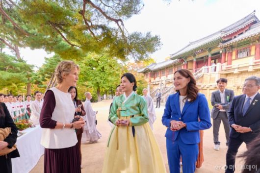 (서울=뉴스1) 허경 기자 = 김혜경 여사가 31일 경북 경주 불국사에서 열린 2025 아시아태평양경제협력체(APEC) 정상회의 배우자 초청 행사에 참석자들과 대화하고 있다. (대통령실 제공. 재판매 및 DB 금지) 2025.10.31/뉴스1  Copyright (C) 뉴스1. All rights reserved. 무단 전재 및 재배포,  AI학습 이용 금지. /사진=(서울=뉴스1) 허경 기자