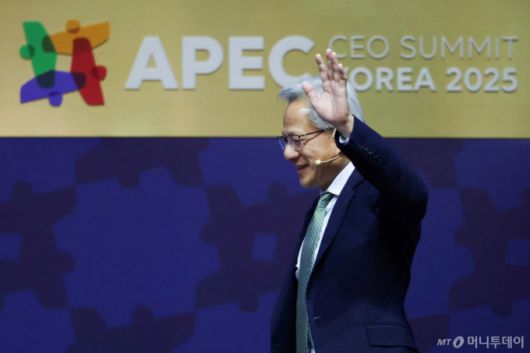 젠슨 황 엔비디아 최고경영자(CEO)가 31일 경북 경주예술의전당에서 열린 아시아태평양경제협의체(APEC) CEO 서밋에서 손을 흔들어 인사하고 있다. /사진=뉴시스 /사진=추상철