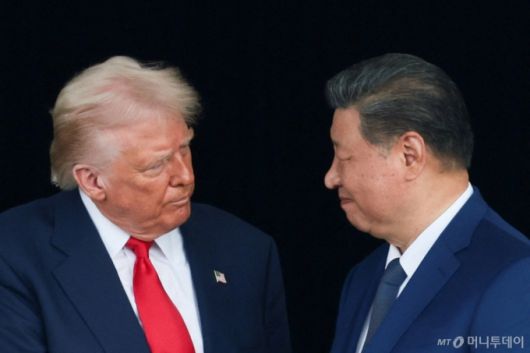 도널드 트럼프 미국 대통령과 시진핑 중국 국가주석이 30일 부산 김해공항에서 만나 회담하기 전 악수를 나누며 서로를 응시하고 있다. / 로이터=뉴스1
