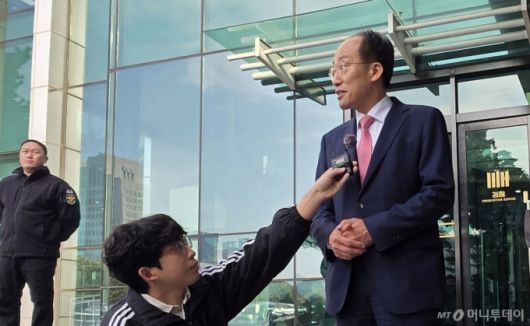 [서울=뉴시스] 고재은 기자 = 추경호 전 국민의힘 원내대표가 31일 서울 서초구 서울고검에 마련된 조은석 내란특별검사팀 사무실 앞에서 조사를 마친 뒤 발언하고 있다. 2025.10.31. jeko@newsis.com /사진=