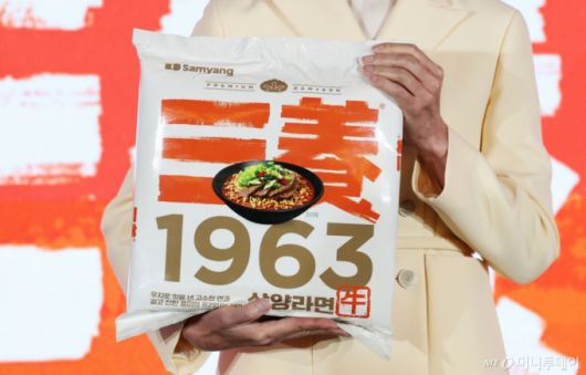 (서울=뉴스1) 오대일 기자 = 3일 오전 서울 중구 보코 서울 명동 호텔에서 열린 '삼양라면 1963' 신제품 출시 발표회에서 김정수 삼양식품 부회장이 제품을 들고 포즈를 취하고 있다.   '삼양라면 1963'은 면을 튀기는 기름으로 팜유 대신 우지를 사용하고 소뼈로 우려낸 액상 스프까지 더해 국물 풍미를 끌어올린 것이 특징으로, 삼양식품은 36년 전 ‘우지(牛脂·소기름) 파동’으로 사라진 대한민국 1호 라면를 재출시하며 명예회복에 나선다. 2025.11.3/뉴스1  Copyright (C) 뉴스1. All rights reserved. 무단 전재 및 재배포,  AI학습 이용 금지. /사진=(서울=뉴스1) 오대일 기자