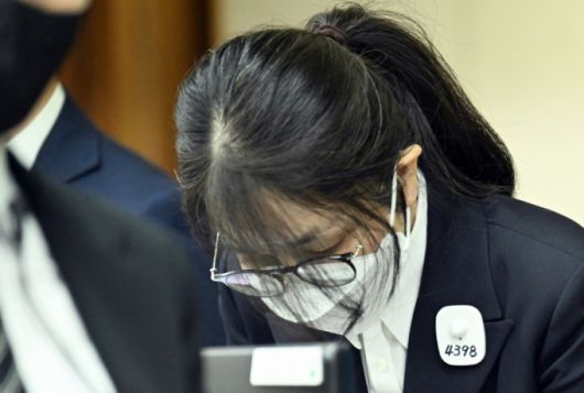 김건희 여사가 지난 9월24일 서울 서초동 서울중앙지법에서 열린 김 여사의 특정범죄가중처벌법상 알선수재 및 자본시장법·정치자금법 위반 등 사건 첫 재판에 출석해 고개숙여 인사를 하고 있다. /사진=뉴스1